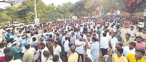 ಗುಡೇಕೋಟೆಯಲ್ಲಿ ಒನಕೆ ಓಬವ್ವ ಉತ್ಸವ ಹಿನ್ನೆಲೆಯಲ್ಲಿ ಅದ್ದೂರಿ ಶೋಭಾಯಾತ್ರೆ ನಡೆಯಿತು. 