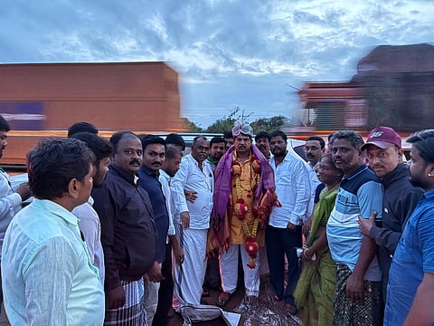 ಬರಪೀಡಿತ ಪ್ರದೇಶಗಳ ಪ್ರವಾಸದ ಬಳಿಕ ಬೆಂಗಳೂರಿಗೆ ಹಿಂದಿರುಗುತ್ತಿದ್ದ ವಿಪಕ್ಷ ನಾಯಕ ಆರ್.ಅಶೋಕ ಅವರನ್ನು ಕಾನಹೊಸಹಳ್ಳಿ ಹೊರವಲಯದಲ್ಲಿ ಬಿಜೆಪಿ ಕಾರ್ಯಕರ್ತರು ಸನ್ಮಾನಿಸಿದರು. 