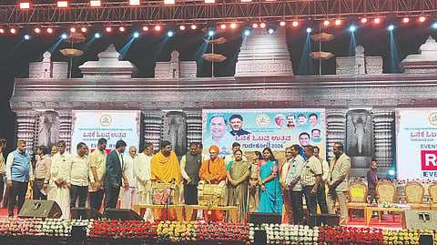 ಗುಡೇಕೋಟೆಯಲ್ಲಿ ಒನಕೆ ಓಬವ್ವ ಉತ್ಸವಕ್ಕೆ ಶಾಸಕ ಡಾ.ಎನ್.ಟಿ.ಶ್ರೀನಿವಾಸ್ ಚಾಲನೆ ನೀಡಿದರು. 
