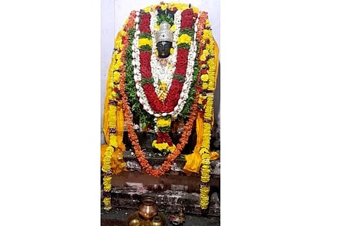 ಕಂಪ್ಲಿ ಶ್ರೀಲಕ್ಷ್ಮಿವೆಂಕಟೇಶ್ವರಸ್ವಾಮಿ ಕಲ್ಯಾಣೋತ್ಸವ ನಿಮಿತ್ತ ಶ್ರೀಲಕ್ಷ್ಮಿವೆಂಕಟೇಶ್ವರಸ್ವಾಮಿ (ಗುಡ್ಡದ ತಿಮ್ಮಪ್ಪ) ದೇವರನ್ನು ತುಳಸಿ-ಪುಷ್ಪಗಳಿಂದ ಅಲಂಕರಿಸಲಾಗಿತ್ತು.