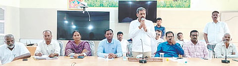 ಕೆ.ಆರ್.ನಗರದ ತಾಲ್ಲೂಕು ಪಂಚಾಯಿತಿ ಸಭಾಂಗಣದಲ್ಲಿ ಕರೆಯಲಾಗಿದ್ದ ಡಾ.ಬಾಬು ಜಗಜೀವನ ರಾಮ್ ಮತ್ತು ಡಾ.ಬಿ.ಆರ್.ಅಂಬೇಡ್ಕರ್ ಜಯಂತಿ ಆಚರಣೆ ಪೂರ್ವಭಾವಿ ಸಭೆಯಲ್ಲಿ ಡಿ.ರವಿಶಂಕರ್ ಮಾತನಾಡಿದರು. ಜಿ.ಸುರೇಂದ್ರಮೂರ್ತಿ, ರುಕೀಯ ಬೇಗಂ, ಕುಲದೀಪ್, ಎಸ್.ರವಿ  ಇತರರಿದ್ದರು.