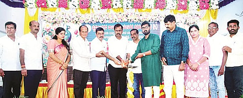 ಕೆ.ಆರ್.ನಗರದಲ್ಲಿ ಆಯೋಜಿಸಿದ್ದ ಸಮಾರಂಭವನ್ನು ಶಾಸಕ ಡಿ.ರವಿಶಂಕರ್ ಉದ್ಘಾಟಿಸಿದರು. ಕೆ.ದೀಪಕ್,  ಧರ್ಮಪುರ ನಾರಾಯಣ್, ಕೆ.ಎನ್.ಬಸಂತ್, ಪಂಡಿತ್ ನಾಟಿಕರ್ ಇತರರು ಇದ್ದರು. 