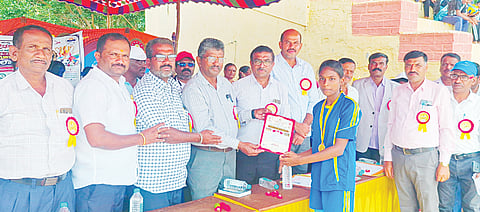 ಕೆ.ಆರ್.ನಗರದಲ್ಲಿ ಆಯೋಜಿಸಿದ್ದ ಅರ್ಕನಾಥ ವಲಯಮಟ್ಟದ ಕ್ರೀಡಾಕೂಟದ ಓಟದ ಸ್ಪರ್ಧೆಯಲ್ಲಿ ಪ್ರಥಮಸ್ಥಾನಗಳಿಸಿದ ವಿದ್ಯಾರ್ಥಿಗೆ ಬಿಇಒ ಕೃಷ್ಣಪ್ಪ ಬಹುಮಾನ ವಿತರಿಸಿದರು. ಕಂಚಿನಕೆರೆ ಕೆ.ಪಿ.ಪ್ರಸನ್ನ, ಸ್ವಾಮೇಗೌಡ, ದಾಸಪ್ಪ, ಎಚ್.ಎ.ಮಹದೇವಯ್ಯ, ದೇವು ಇದ್ದರು.