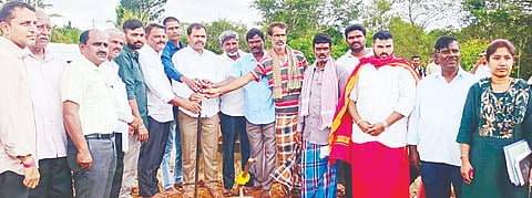  ಕೆ.ಆರ್.ನಗರ ತಾಲೂಕಿನ ಸಿದ್ದಾಪುರ ಗ್ರಾಮದ ಬಳಿ ಇರುವ ನಾಲೆ ಸೇತುವೆ ಮರುನಿರ್ಮಾಣ ಕಾಮಗಾರಿಗೆ ಶಾಸಕ ಡಿ.ರವಿಶಂಕರ್ ಭೂಮಿಪೂಜೆ ನೆರವೇರಿಸಿದರು. ಎಂ.ಎಸ್.ಮಹದೇವ್, ಸಿದ್ದಾಪುರ ರಮೇಶ್, ವಿಜಯ್, ಕಂಚುಗಾರಕೊಪ್ಪಲು ಕೆ.ಟಿ.ನಾಗರಾಜು, ರಾಘು, ಮಹದೇವ, ಜಿ.ಕೆ.ಸಿದ್ದೇಶ್ವರಪ್ರಸಾದ್ ಇತರರು ಇದ್ದರು.