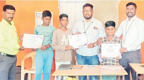 ಕುಷ್ಟಗಿಯಲ್ಲಿ ಶ್ರೀಕ್ಷೇತ್ರದ ಧರ್ಮಸ್ಥಳ ಗ್ರಾಮಾಭಿವೃದ್ಧಿ ಯೋಜನೆಯ ಸಿಎಸ್‌ಸಿ ಸೇವಾ ಕೇಂದ್ರದಲ್ಲಿ ಒಲಂಪಿಯಾಡ್ ಸ್ಪರ್ಧಾತ್ಮಕ ಪರೀಕ್ಷೆಯಲ್ಲಿ ಪಾಸಾದ ವಿದ್ಯಾರ್ಥಿಗಳಿಗೆ ಪ್ರಮಾಣಪತ್ರ ವಿತರಿಸಲಾಯಿತು. ವಲಯ ಮೇಲ್ವಿಚಾರಕ ಅರುಣ್, ಸಿಎಸ್‌ಸಿ ನೋಡಲ್ ಅಧಿಕಾರಿ ರಾಘವೇಂದ್ರ, ಒಕ್ಕೂಟದ ಅಧ್ಯಕ್ಷೆ ಪಲ್ಲವಿ ಇದ್ದರು.