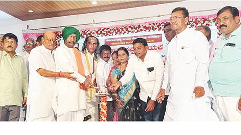 ಲಿಂಗಸುಗೂರಿನಲ್ಲಿ ಸರ್ಕಾರಿ ನೌಕರರ ಸಂಘದ ಮಹಾಸಭೆಯನ್ನು ಅಂಕಲಿಮಠದ ವೀರಭದ್ರ ಸ್ವಾಮೀಜಿ ಉದ್ಘಾಟಿಸಿದರು. ವಿಠಲ ಮಹಾರಾಜ ಸ್ವಾಮೀಜಿ, ಬದ್ದು ಮಹಾರಾಜ ಸ್ವಾಮೀಜಿ, ನಯೋಪ್ರಾ ಅಧ್ಯಕ್ಷ ಭೂಪನಗೌಡ ಪಾಟೀಲ್, ನಿವೃತ್ತ ಐಪಿಎಸ್ ಅಧಿಕಾರಿ ಟಿ.ಆರ್.ನಾಯಕ, ಸಂಘದ ತಾಲೂಕು ಅಧ್ಯಕ್ಷ ಹಾಜಿಬಾಬು ಕಲ್ಯಾಣಿ, ಆರ್.ಎಸ್.ನಾಡಗೌಡರ ಇತರರಿದ್ದರು.