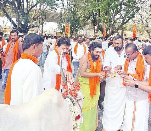 ಮದ್ದೂರು ನಗರದಲ್ಲಿ ಹಮ್ಮಿಕೊಂಡಿದ್ದ ಹಿಂದು ಸಮಾಜೋತ್ಸವ ಹಾಗೂ ಶೋಭಾಯಾತ್ರೆಗೆ ಮನ್‌ಮುಲ್ ನಿರ್ದೇಶಕ ಎಸ್.ಪಿ.ಸ್ವಾಮಿ ಗೋ ಪೂಜೆ ಮಾಡುವ ಮೂಲಕ ಚಾಲನೆ ನೀಡಿದರು ವೇದಬ್ರಹ್ಮ ಡಾ.ರಾಘವೇಂದ್ರ ಪುರೋಹಿತ, ಗುರುಸ್ವಾಮಿ, ಉಲ್ಲಾಸ್, ಎಂ.ಸಿ.ಲಿಂಗರಾಜು ಇದ್ದರು.