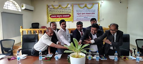 ಹೊಸಪೇಟೆ ಜಿಲ್ಲಾಧಿಕಾರಿ ಕಚೇರಿ ಸಭಾಂಗಣದಲ್ಲಿ ಮಂಗಳವಾರ ಏರ್ಪಡಿಸಿದ್ದ ರಾಷ್ಟ್ರೀಯ ಗ್ರಾಹಕರ ದಿನಾಚರಣೆ ಮತ್ತು ಮಾನವ ಹಕ್ಕುಗಳ ದಿನಾಚರಣೆ ಕಾರ್ಯಕ್ರಮವನ್ನು ನ್ಯಾಯಧೀಶ ಎನ್.ಸುಬ್ರಹ್ಮಣ್ಯ ಉದ್ಘಾಟಿಸಿ ಮಾತನಾಡಿದರು. ಹಿರಿಯ ಸಿವಿಲ್ ನ್ಯಾಯಾಧೀಶ ಪ್ರಶಾಂತ್ ನಾಗಲಾಪುರ್, ಅಪರ ಜಿಲ್ಲಾಧಿಕಾರಿ ಇ.ಬಾಲಕೃಷ್ಣಪ್ಪ, ಎಎಸ್ಪಿ ಮಂಜುನಾಥ ಇತರರಿದ್ದರು.