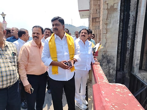 ತುಂಗಭದ್ರಾ ಜಲಾಶಯಕ್ಕೆ ಮಂಗಳವಾರ ಆಂಧ್ರ ಪ್ರದೇಶದ ಹಣಕಾಸು ಸಚಿವ ಪಯ್ಯವುಲ ಕೇಶವ್ ಬೇಟಿ ನೀಡಿ ಹೊಸ ಕ್ರಸ್ಟ್ ಗೇಟ್ ಅಳವಡಿಕೆ ಕಾರ್ಯ ವೀಕ್ಷಿಸಿದರರು. ರಾಯದುರ್ಗ ಎಂಎಲ್ ಎ ಕಾಲವ ಶ್ರೀನಿವಾಸಲು, ಕಾರ್ಯದರ್ಶಿ ಒ.ಆರ್.ಕೆ.ರೆಡ್ಡಿ, ಇಇ ನಾರಾಯಣ ನಾಯ್ಕ ಇತರರಿದ್ದರು.