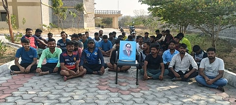 ಕನ್ನಡ ವಿವಿಯ ಡಾ.ಬಿ.ಆರ್.ಅಂಬೇಡ್ಕರ್ ವಸತಿ ನಿಲಯದ ಮುಂದೆ ಮೂಲ ಸೌಕರ್ಯ ಒದಗಿಸುವಂತೆ ಒತ್ತಾಯಿಸಿ ವಿದ್ಯಾರ್ಥಿಗಳು ಪ್ರತಿಭಟನೆ ನಡೆಸಿದರು. ವಿದ್ಯಾರ್ಥಿಗಳಾದ ತಿಪ್ಪೇಸ್ವಾಮಿ, ಜಿ.ಟಿ.ಮಂಜಣ್ಣ, ವಿನಯ್‌ಕುಮಾರ್, ಮೋಹನ್ ಕುಮಾರ್, ಅನಿಲ್ ಕುಮಾರ್, ಮಂಜುನಾಥ ತಳವಾರ್, ರವಿ ಜಾದವ್ ಇತರರಿದ್ದರು.