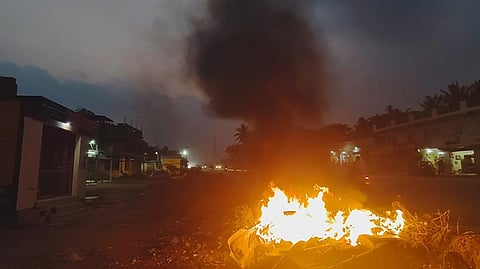 ಮಾಗಡಿ ಪಟ್ಟಣದ ಬೆಂಗಳೂರು&ಮಾಗಡಿ (ಬಿ.ಕೆ.) ರಸ್ತೆಯ  ಬದಿಯಲ್ಲಿ  ಗ್ಯಾರೇಜ್​ಗಳ ತ್ಯಾಜ್ಯ ಮತ್ತು ಮನೆಗಳ ಕಸದ ರಾಶಿಗೆ ಬೆಂಕಿ ಹಚ್ಚಿರುವುದು.