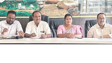 ಮಸ್ಕಿ ಪುರಸಭೆ ಕಚೇರಿಯಲ್ಲಿ ಆಡಳಿತ ಮಂಡಳಿ ಸದಸ್ಯರ ಸಭೆ ನಡೆಯಿತು. ಅಧ್ಯಕ್ಷ ಸುರೇಶ ಹರಸೂರು, ಉಪಾಧ್ಯಕ್ಷೆ ಗೀತಾ ಶಿವರಾಜ, ಸ್ಥಾಯಿ ಸಮಿತಿ ಅಧ್ಯಕ್ಷ ಚೇತನ ಪಾಟೀಲ್, ಮುಖ್ಯಾಧಿಕಾರಿ ನರಸರಡ್ಡಿ ಇದ್ದರು.