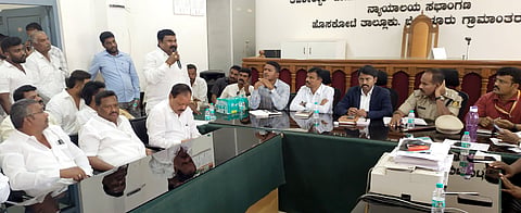 ಹೊಸಕೋಟೆಯ ತಾಲೂಕು ಕಚೇರಿಯಲ್ಲಿ ಹಮ್ಮಿಕೊಂಡಿದ್ದ ಪೂರ್ವಭಾವಿ ಸಭೆಯಲ್ಲಿ ಡಿವೈಎಸ್​ ಪಿ.ಮಲ್ಲೇಶ್​, ತಾಪಂ ಇಒ ಮುನಿಯಪ್ಪ, ಸಮಾಜ ಕಲ್ಯಾಣ ಇಲಾಖೆ ಸಹಾಯಕ ನಿರ್ದೇಶಕ ಸಿದ್ದರಾಜ್​, ನಗರಸಭೆ ಆರ್​ಒ ತ್ಯಾಗರಾಜ್​, ಮುಖಂಡ ಶಿವಕುಮಾರ್​, ದಲಿತ ಮುಖಂಡರಾದ ಡಿ.ಎಂ.ಮುನಿರಾಜ್​, ಕೆಆರ್​ಬಿ ಶಿವಾನಂದ, ನರಸಿಂಹಯ್ಯ, ಗುಟ್ಟಳ್ಳಿ ನಾಗರಾಜ್​ ಇದ್ದರು.  