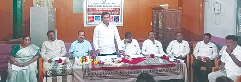 ನರಗುಂದ ತಾಲೂಕಿನ ಹಿರೇಕೊಪ್ಪ ಗ್ರಾಮದಲ್ಲಿ ಮಂಗಳವಾರ ಹಮ್ಮಿಕೊಂಡಿದ್ದ ಗ್ಯಾರಂಟಿ ಯೋಜನೆಗಳ ಪ್ರಗತಿ ಪರಿಶೀಲನೆ ಸಭೆಯಲ್ಲಿ ಸಮಿತಿ ಅಧ್ಯಕ್ಷ ವಿವೇಕ ಯಾವಗಲ್‌ಲ್ ಮಾತನಾಡಿದರು. ಉಮಾ ದ್ಯಾವನೂರ, ಟಿ.ಬಿ.ಶಿರಿಯಪ್ಪಗೌಡ್ರ, ವಿರೇಶ ಚುಳಕಿ, ಇತರರಿದ್ದರು.