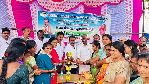 ಪಾವಗಡ DAIRYತಾಲೂಕಿನ ಕಡಮಲಕುಂಟೆ ಗ್ರಾಮದಲ್ಲಿ ಹಮ್ಮಿಕೊಂಡಿದ್ದ ಮಹಿಳಾ ಸಹಕಾರ ಸಂಘದ ಹಾಲು ಶೇಖರಣಾ ಘಟಕ ಚಾಲನೆ ಕಾರ್ಯಕ್ರಮದಲ್ಲಿ ಪಿಎಲ್​ಡಿ ಬ್ಯಾಂಕ್​ ಅಧ್ಯಕ್ಷ ಶೇಷಗಿರಿ, ಗುತ್ತಿಗೆದಾರರಾದ ಆರ್​.ಎಂ. ಹನುಮಂತರಾಯಪ್ಪ, ಸುಬ್ಬರಾಯಪ್ಪ ಇತರರು ಇದ್ದರು.