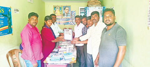 ಸರಗೂರು ತಾಲೂಕು ಎವಿಎಸ್‌ಎಸ್ ಕಚೇರಿಯಲ್ಲಿ ನಡೆದ ಸಭೆಯಲ್ಲಿ ರಾಷ್ಟ್ರೀಯ ಭೀಮಾ ಮಾರ್ಗ ಸಂಘಟನೆಯ ತಾಲೂಕು ಘಟಕದ ಪದಾಧಿಕಾರಿಗಳಿಗೆ ಪ್ರಮಾಣ ಪತ್ರ ವಿತರಿಸಲಾಯಿತು. ಹಳಿಯೂರು ಮೂರ್ತಿ, ನಂದ, ಕುಮಾರ್, ರುಕ್ಮಿಣಿ ಇತರರಿದ್ದರು.