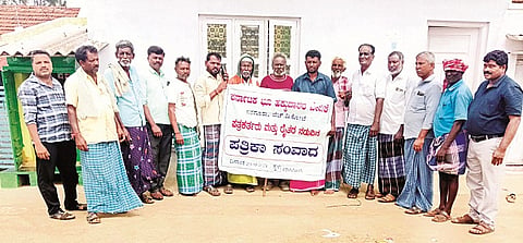 ಸರಗೂರು ತಾಲೂಕಿನ ಹಳಿಯೂರು ಗ್ರಾಮದಲ್ಲಿ ಆಯೋಜಿಸಿದ್ದ ಸಂವಾದ ಕಾರ್ಯಕ್ರಮದಲ್ಲಿ ರೈತರು ಪಾಲ್ಗೊಂಡಿದ್ದರು.