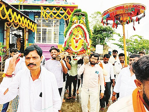 ಸರಗೂರು ತಾಲೂಕಿನ ಚಿಕ್ಕದೇವಮ್ಮನ ಬೆಟ್ಟದಲ್ಲಿ ಚಿಕ್ಕದೇವಮ್ಮ ಉತ್ಸವ ಮೂರ್ತಿಯನ್ನು ಮೆರವಣಿಗೆ ಮಾಡಲಾಯಿತು.