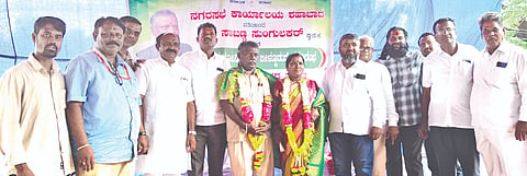 ಶಹಾಬಾದ್​ನಲ್ಲಿ ಶುಕ್ರವಾರ ಹಮ್ಮಿಕೊಂಡಿದ್ದ ಕಾರ್ಯಕ್ರಮದಲ್ಲಿ ಸೇವಾ ನಿವೃತ್ತ ನಗರಸಭೆ ಸಿಬ್ಬಂದಿ ಸಾಬಣ್ಣ ಸುಂಗುಲಕರ್​ ಅವರನ್ನು ಸನ್ಮಾನಿಸಿ ಬೀಳ್ಕೊಡಲಾಯಿತು. ಫಕ್ರುದ್ದಿನ್​ ಸಾಬ್​, ಶರಣು ಪಗಲಾಪುರ, ನಿಂಗಣ್ಣ ಪೂಜಾರಿ, ರವಿ ರಾಠೋಡ್​, ಡಾ.ಅಹ್ಮದ್​ ಪಟೇಲ್​, ಸೂರ್ಯಕಾಂತ ಕೋಬಾಳ, ಕಾಶಿನಾಥ ಜೋಗಿ ಇತರರಿದ್ದರು.