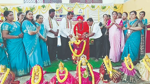 ಶಿಡ್ಲಟ್ಟದಲ್ಲಿ ಧರ್ಮಸ್ಥಳ ಗ್ರಾಮಾಭಿವೃದ್ಧಿ ಯೋಜನೆ ಬಿ.ಸಿ.ಟ್ರಸ್ಟ್​ ವತಿಯಿಂದ ಹಮ್ಮಿಕೊಂಡಿದ್ದ ಸಾಮೂಹಿಕ ವರಮಹಾಲಕ್ಷಿ$್ಮ ಪೂಜೆ, ಧಾರ್ಮಿಕ ಸಭಾ ಕಾರ್ಯಕ್ರಮವನ್ನು ವಿಜಯಪುರ ಬಸವ ಕಲ್ಯಾಣ ಮಂಟಪದ ಶ್ರೀ ಮಹದೇವ ಸ್ವಾಮೀಜಿ ಉದ್ಘಾಟಿಸಿದರು.ತಾಲೂಕು ಯೋಜನಾಧಿಕಾರಿ ಪ್ರಕಾಶ್​ ನಾಯಕ್​, ಜನಜಾಗೃತಿ ಸದಸ್ಯರಾದ ಎ.ಎಂ.ತ್ಯಾಗರಾಜ್​, ಎಚ್​.ಸುರೇಶ್​ ಇದ್ದರು.