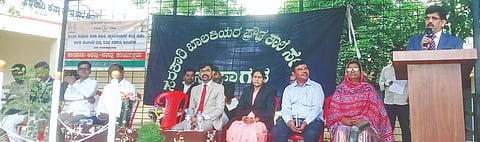 ಸೇಡಂನಲ್ಲಿ ಕಾನೂನು ಸೇವಾ ಸಮಿತಿ ಆಯೋಜಿಸಿದ್ದ ಮಾನವ ಕಳ್ಳಸಾಗಣೆ ವಿರೋಧಿ ದಿನ ಕಾರ್ಯಕ್ರಮದಲ್ಲಿ ಹಿರಿಯ ಸಿವಿಲ್​ ನ್ಯಾಯಾಧೀಶ ಬಸವರಾಜ ತಳವಾರ ಮಾತನಾಡಿದರು. ಕಿರಿಯ ಸಿವಿಲ್​ ನ್ಯಾಯಾಧೀಶ ಬಾಲು ಜಾಧವ್​, ೇತ್ರ ಶಿಕ್ಷಣಾಧಿಕಾರಿ ಮಾರುತಿ ಹುಜರತಿ, ವಕೀಲರ ಸಂದ ತಾಲೂಕು ಅಧ್ಯಕ್ಷ ಶರಣಬಸಪ್ಪ ಹಾಗರಗಿ ಇತರರಿದ್ದರು. 