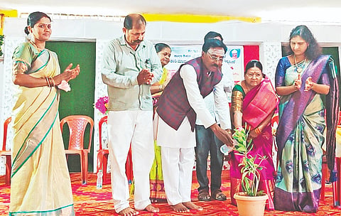 ಸೇಡಂನಲ್ಲಿ ಹಮ್ಮಿಕೊಂಡಿದ್ದ ಸಮಾರಂಭವನ್ನು ಸಂಶೋಧಕ ಮುಡಬಿ ಗುಂಡೇರಾವ ಉದ್ಘಾಟಿಸಿದರು. ಜ್ಯೋತಿ ಲಿಂಗಂಪಲ್ಲಿ, ತಾರಾಬಾಯಿ, ಸಕುಬಾಯಿ ಪವಾರ್​, ಸವಿತಾ ಕೋಡ್ಲಾ, ಲ್ಮ ಯಾದಗಿರ, ವೆಂಕಟೇಶ ಚವ್ಹಾಣ್​ ಇದ್ದರು.
