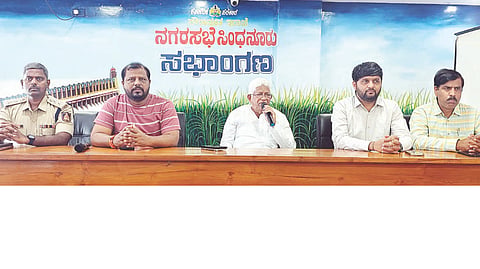 ಸಿಂಧನೂರಿನ ನಗರಸಭೆ ಸಭಾಂಗಣದಲ್ಲಿ ವಸತಿ ನಿಲಯಗಳ ಮೇಲ್ವಿಚಾರಕರು, ಅಧಿಕಾರಿಗಳ ಸಭೆಯಲ್ಲಿ ಶಾಸಕ ಹಂಪನಗೌಡ ಬಾದರ್ಲಿ ಮಾತನಾಡಿದರು. ತಹಸೀಲ್ದಾರ್ ಅರುಣ್ ದೇಸಾಯಿ, ತಾಪಂ ಇಒ ಚಂದ್ರಶೇಖರ, ನಗರಸಭೆ ಪೌರಾಯುಕ್ತ ಪಾಂಡುರಂಗ ಇಟಗಿ, ಡಿವೈಎಸ್ಪಿ ಚಂದ್ರಶೇಖರ ನಾಯಕ ಇದ್ದರು.