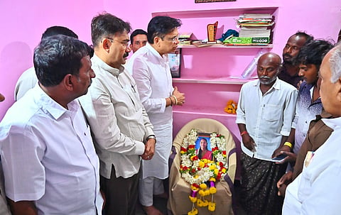 ಸಿರವಾರ ತಾಲೂಕಿನ ಹೊಕ್ರಾಣಿ ಗ್ರಾಮದಲ್ಲಿ ಮೃತ ಯುವತಿ ಮನೆಗೆ ಜಿಲ್ಲಾ ಉಸ್ತುವಾರಿ ಸಚಿವ ಅಜಯ್ ಧರ್ಮಸಿಂಗ್ ಭೇಟಿ ನೀಡಿ ಕುಟುಂಬದವರೊಂದಿಗೆ ಚರ್ಚಿಸಿದರು.