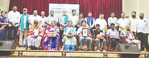 ತೀರ್ಥಹಳ್ಳಿ ತಾಲೂಕು ಕಾರ್ಯನಿರತ ಪತ್ರಕರ್ತರ ಸಂ ಆಯೋಜಿಸಿದ್ದ ಪತ್ರಿಕಾ ದಿನಾಚರಣೆ ಕಾರ್ಯಕ್ರಮದಲ್ಲಿ ವಿವಿಧ ೇತ್ರಗಳ ಗಣ್ಯರನ್ನು ಗೌರವಿಸಲಾಯಿತು. ಆರಗ ಾನೇಂದ್ರ, ಕಿಮ್ಮನೆ ರತ್ನಾಕರ, ಜಿ.ಆರ್​.ಅಜ್ಜಯ್ಯ, ಪ್ರಭಾಕರ ಕಾರಂತ ಮತ್ತಿತರರಿದ್ದರು.