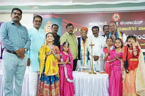 ಬಳ್ಳಾರಿಯ ಶ್ರೀಪಾರ್ಶ್ವನಾಥ ಭವನದಲ್ಲಿ ಆಯೋಜಿಸಿದ್ದ ಭಗವಾನ್ ಮಹಾವೀರ ಜಯಂತಿ ಕಾರ್ಯಕ್ರಮವನ್ನು ಲಿಡ್ಕರ್ ಅಧ್ಯಕ್ಷ ಮುಂಡರಗಿ ನಾಗರಾಜ ಉದ್ಘಾಟಿಸಿದರು. ಮೇಯರ್ ಪಿ.ಗಾದೆಪ್ಪ, ಎಡಿಸಿ ಮಹಮ್ಮದ್ ಎನ್.ಜುಬೇರ್, ಕನ್ನಡ ಮತ್ತು ಸಂಸ್ಕೃತಿ ಇಲಾಖೆಯ ಸಹಾಯಕ ನಿರ್ದೇಶಕ ಬಿ.ನಾಗರಾಜ,  ಜೈನ್ ಸಂಘದ ಜಿಲ್ಲಾಧ್ಯಕ್ಷ ಸುರಜ್ ಮಲ್ ಜೈನ್ ಇದ್ದರು.