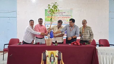 ಬಳ್ಳಾರಿಯ ಬಿಡಿಎಎ ಸಭಾಂಗಣದಲ್ಲಿ ಆಯೋಜಿಸಿದ್ದ ಬೃಹತ್ ಆರೋಗ್ಯ ತಪಾಸಣಾ ಶಿಬಿರವನ್ನು ಪಾಲಿಕೆ ಮೇಯರ್ ಪಿ.ಗಾದೆಪ್ಪ ಉದ್ಘಾಟಿಸಿದರು. ಪಾಲಿಕೆ ಆಯುಕ್ತ ಪಿ.ಎಸ್.ಮಂಜುನಾಥ್, ಜಿಪಂ ಉಪಕಾರ್ಯದರ್ಶಿ ಶಶಿಕಾಂತ್ ಶಿವಪುರೆ, ಜಿಲ್ಲಾ ಆಯುಷ್ ಅಧಿಕಾರಿ ಡಾ. ಟಿ. ಫಣೇಂಧರ್ ಇದ್ದರು.