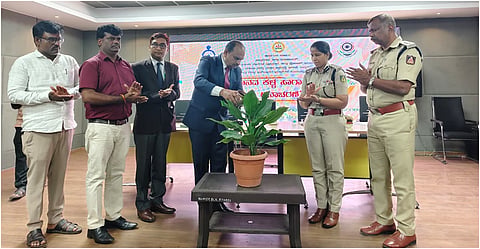 ಬಳ್ಳಾರಿಯ ಎಸ್ಪಿ ಕಚೇರಿ ಸಭಾಂಗಣದಲ್ಲಿ ಆಯೋಜಿಸಿದ್ದ ಮಾನವ ಕಳ್ಳ ಸಾಗಣೆಕೆ ದಿನ ಆಚರಣೆ ಕಾರ್ಯಕ್ರಮವನ್ನು ನ್ಯಾಯಾಧೀಶ ಸಿದ್ದಲಿಂಗ ಪ್ರಭು ಉದ್ಘಾಟಿಸಿದರು. ಎಸ್ಪಿ ಸುಮನ್ ಡಿ.ಪನ್ನೇಕರ್, ನ್ಯಾ. ರಾಜೇಶ್ ಎನ್.ಹೊಸಮನೆ, ಮಹಿಳಾ ಮತ್ತು ಮಕ್ಕಳ ಅಭಿವೃದ್ಧಿ ಇಲಾಖೆಯ ಉಪನಿರ್ದೇಶಕ ರಾಮಕೃಷ್ಣ ನಾಯಕ ಇತರರಿದ್ದರು. ==