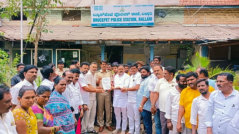 ಬಳ್ಳಾರಿಯ ಬ್ರೂಸ್‌ಪೇಟೆ ಠಾಣೆ ಮುಂಭಾಗದಲ್ಲಿ ಜಿಲ್ಲಾ ಕಾಂಗ್ರೆಸ್ ಘಟಕದಿಂದ ಠಾಣಾ ಸಿಪಿಐ ಟಿ. ಮಹಾತೇಂಶ್ ಅವರಿಗೆ ಮನವಿ ಸಲ್ಲಿಸಲಾಯಿತು. ಬುಡಾ ಅಧ್ಯಕ್ಷ ಜೆ.ಎಸ್.ಆಂಜನೇಯಲು, ಕಾಂಗ್ರೆಸ್ ಜಿಲ್ಲಾಧ್ಯಕ್ಷ ಅಲ್ಲಂ ಪ್ರಶಾಂತ್, ಪ್ರಮುಖರಾದ ಬೋಯಪಾಟಿ ವಿಷ್ಣು, ಈರನಗೌಡ, ರಾಮಾಂಜನಿ, ವೀರೇಶ್, ಸುಮತಿ ಇತರರಿದ್ದರು. ==