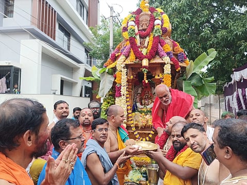 ಬಳ್ಳಾರಿಯ ಎಸ್.ಎನ್.ಪೇಟೆಯಲ್ಲಿ  ಉತ್ತರಾರಾಧನೆ ಅಂಗವಾಗಿ ರಾಘವೇಂದ್ರ ಸ್ವಾಮೀಜಿಯ ರಥೋತ್ಸವ ನಡೆಯಿತು. ಮಠದ ಪ್ರಧಾನ ವ್ಯವಸ್ಥಾಪಕ ಪಂ.ಪ್ರಸನ್ನಾಚಾರ ಐ.ಜಿ., ಪ್ರಮುಖರಾದ  ಗುರುರಾಜ ಆಚಾರ್ಯ, ನವೀನ್ ಆಚಾರ್, ಪ್ರವೀಣ್ ಆಚಾರ್ ಇತರರಿದ್ದರು.