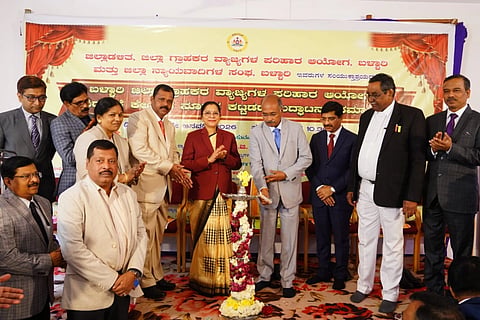 ಬಳ್ಳಾರಿಯಲ್ಲಿ ಆಯೋಜಿಸಿದ್ದ ಜಿಲ್ಲಾ ಗ್ರಾಹಕರ ವ್ಯಾಜ್ಯಗಳ ಪರಿಹಾರ ಆಯೋಗದ ಮಧ್ಯಸ್ಥಿಕೆ ಕೇಂದ್ರದ ನೂತನ ಕಟ್ಟಡ ಕಾರ್ಯಕ್ರಮವನ್ನು ರಾಜ್ಯ ಗ್ರಾಹಕರ ವ್ಯಾಜ್ಯಗಳ ಪರಿಹಾರ ಆಯೋಗದ ಅಧ್ಯಕ್ಷ ಟಿ.ಜಿ ಶಿವಶಂಕರೇಗೌಡ ಉದ್ಘಾಟಿಸಿದರು. ನ್ಯಾಯಾಧೀಶೆ ಕೆ.ಜಿ. ಶಾಂತಿ, ಆಯೋಗದ ಜಿಲ್ಲಾಧ್ಯಕ್ಷ ಎನ್. ತಿಪ್ಪೇಸ್ವಾಮಿ, ಆಡಳಿತಾಧಿಕಾರಿ ಮಲ್ಲಿಕಾರ್ಜುನ ಈಶ್ವರಪ್ಪ ಕಮತಗಿ, ವಕೀಲರ ಸಂಘದ ಜಿಲ್ಲಾಧ್ಯಕ್ಷ ಪಿ.ರಾಮಬ್ರಹ್ಮಂ, ರಾಜ್ಯ ವಕೀಲರ ಪರಿಷತ್ತಿನ ಸದಸ್ಯರಾದ ಕೆ.ಕೋಟೇಶ್ವರ ರಾವ್, ಜೆ.ಎಂ. ಅನಿಲ್ ಕುಮಾರ್ ಇತರರಿದ್ದರು