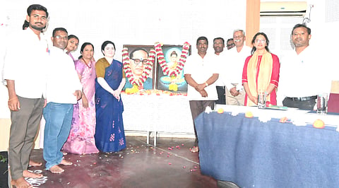 ಬಳ್ಳಾರಿಯ ವಿಎಸ್‌ಕೆ ವಿವಿಯಲ್ಲಿ ಆಯೋಜಿಸಿದ್ದ ಕಾರ್ಯಕ್ರಮದಲ್ಲಿ ಡಾ.ಬಿ.ಆರ್.ಅಂಬೇಡ್ಕರ್, ಬುದ್ಧ ಅವರ ಭಾವಚಿತ್ರಗಳಿಗೆ ಪುಷ್ಪಾರ್ಚಾನೆ ಮಾಡಲಾಯಿತು. ವಕೀಲ ಎಚ್.ಮೋಹನ್ ಕುಮಾರ್,ಪ್ರೊ. ಡಾ.ಶ್ರೀನಿವಾಸ ಡಿ.ಮನಗಳ್ಳಿ , ಪ್ರೊ.ಗೌರಿ ಮಾಣಿಕ್ ಮಾನಸ, ಚಿಂತಕಿ ಎಂ.ಚಾರುಮತಿ, ಎಸ್ಸಿ-ಎಸ್ಟಿ ಕೋಶದ ನಿರ್ದೇಶಕ ಡಾ.ಕುಮಾರ ಇದ್ದರು.