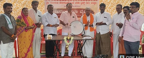 ಬಳ್ಳಾರಿಯ ಬಂಡಿಹಟ್ಟಿಯ ರಾಮನಗರದ ಗಿರಿಜಪ್ಪ ಅವಧೂತ ಮಠದಲ್ಲಿ ಸಾಂಸ್ಕೃತಿಕ ಕಾರ್ಯಕ್ರಮವನ್ನು ಉದ್ಯಮಿ ಕೊರಲಗುಂದಿ ಬಸವನಗೌಡ ತಮಟೆ ಬಾರಿಸುವ ಉದ್ಘಾಟಿಸಿದರು. ಉದ್ಯಮಿ ವೈ.ಮಾರುತಿ, ಸಪ್ತಸ್ವರ ಸಾಂಸ್ಕೃತಿಕ ಬಯಲಾಟ ಕಲೆ ಟ್ರಸ್ಟ್ ಉಪಾಧ್ಯಕ್ಷೆ ಜಯಲಕ್ಷ್ಮಿ, ಟ್ರಸ್ಟ್ ಅಧ್ಯಕ್ಷ ಸುಬ್ಬಣ್ಣ, ಕಲಾವಿದ ತಿಪ್ಪೇಸ್ವಾಮಿ ಇತರರಿದ್ದರು.