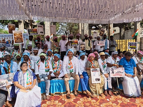 ಬಳ್ಳಾರಿಯ ಡಿಸಿ ಕಚೇರಿ ಮುಂಭಾಗದಲ್ಲಿ ಜಿಲ್ಲಾ ಕಾಂಗ್ರೆಸ್ ಘಟಕದಿಂದ ಪ್ರತಿಭಟನೆ ನಡೆಯಿತು. ಕಾಂಗ್ರೆಸ್ ಜಿಲ್ಲಾಧ್ಯಕ್ಷ ಅಲ್ಲಂ ಪ್ರಶಾಂತ, ಮೇಯರ್ ಪಿ.ಗಾದೆಪ್ಪ, ಲಿಡ್ಕರ್ ಅಧ್ಯಕ್ಷ ಮುಂಡರಗಿ ನಾಗರಾಜ, ಮುಖಂಡರಾದ ವೆಂಕಟೇಶ್ ಹೆಗಡೆ, ಕಲ್ಲುಕಂಬ ಪಂಪಾಪತಿ, ಹುಮಾಯೂನ್ ಖಾನ್, ಈರನಗೌಡ ಇತರರಿದ್ದರು
