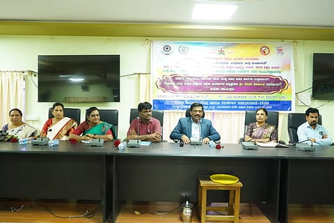 ಬಳ್ಳಾರಿಯ ಜಿಪಂ ಸಭಾಂಗಣದಲ್ಲಿ ಆಯೋಜಿಸಿದ್ದ ಅಹವಾಲು ಸ್ವೀಕಾರ ಸಭೆಯಲ್ಲಿ  ರಾಜ್ಯ ಮಕ್ಕಳ ಹಕ್ಕುಗಳ ರಕ್ಷಣಾ ಆಯೋಗದ ಅಧ್ಯಕ್ಷ ಶಶಿಧರ್ ಕೋಸಂಬೆ ಮಾತನಾಡಿದರು. ಡಿಡಿಪಿಐ ಬಿ.ಉಮಾದೇವಿ, ಮಹಿಳಾ ಮತ್ತು ಮಕ್ಕಳ ಕಲ್ಯಾಣ ಇಲಾಖೆಯ ಉಪನಿರ್ದೇಶಕ ರಾಮಕೃಷ್ಣ ನಾಯಕ್, ಜಿಲ್ಲಾ ಮಕ್ಕಳ ರಕ್ಷಣಾ ಘಟಕದ ಅಧಿಕಾರಿ ಸುಭದ್ರದೇವಿ, ಮಕ್ಕಳ ಕಲ್ಯಾಣ ಸಮಿತಿ ಅಧ್ಯಕ್ಷೆ ತ್ರಿವೇಣಿ, ಸದಸ್ಯೆ ಗೌಸೀಯಾ ಇದ್ದರು.