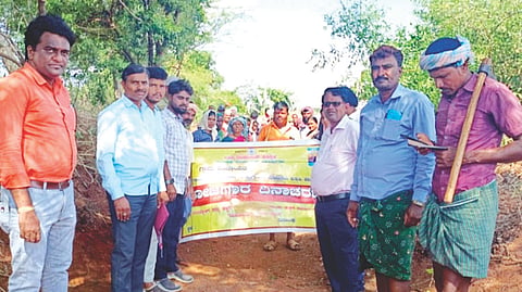 ಯಲಬುರ್ಗಾ ತಾಲೂಕಿನ ಕಲಭಾವಿ ಗ್ರಾಮದಲ್ಲಿ ನರೇಗಾ ಯೋಜನೆಯಡಿ ಕೈಗೊಂಡಿರುವ ನಾಲಾ ಹೂಳೆತ್ತುವ ಕಾಮಗಾರಿ ಸ್ಥಳಕ್ಕೆ ತಾಪಂ ಸಹಾಯಕ ನಿರ್ದೇಶಕ ಹನಮಂತಗೌಡ ಪೊಲೀಸ್ ಪಾಟೀಲ್ ಭೇಟಿ ನೀಡಿ ಕಾಮಗಾರಿ ಪರಿಶೀಲಿಸಿದರು. ತಾಪಂ ತಾಂತ್ರಿಕ ಸಂಯೋಜಕ ಸಂತೋಷ ನಂದಾಪುರ, ಐಇಸಿ ಸಂಯೋಜಕ, ಪಿಡಿಒ ರಾಮಣ್ಣ, ಸಿಬ್ಬಂದಿ ಇದ್ದರು.