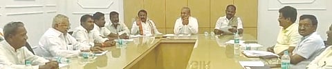 ಯಾದಗಿರಿಯಲ್ಲಿ ಸೋಮವಾರ ಆಯೋಜಿಸಿದ್ದ ಪಂಚ ಗ್ಯಾರಂಟಿ ಅನುಷ್ಠಾನ ಸಮಿತಿ ಜಿಲ್ಲಾ ಮಟ್ಟದ ಸಭೆಯಲ್ಲಿ ಜಿಲ್ಲಾಧ್ಯಕ್ಷ ಶ್ರೇಣಿಕಮಾರ ದೋಖಾ, ಉಪಾಧ್ಯಕ್ಷ ರಮೇಶ ದೊರೆ, ಶ್ಯಾಮಸನ್ ಮಾಳಿಕೇರಿ, ಹಣಮಂತ ಕನ್ನಳ್ಳಿ ಇತರರಿದ್ದರು.