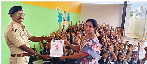 ಜಿಗಣಿಯಲ್ಲಿ ಪೊಲೀಸ್​ ಇಲಾಖೆಯಿಂದ ಹಮ್ಮಿಕೊಂಡಿದ್ದ ಮಾದಕ ವಸ್ತು "ಬೇಡ ಬ್ರೋ ಅಭಿಯಾನದ ಭಾಗವಾಗಿ ಪೊಲೀಸರು ಮಕ್ಕಳಿಗೆ ಹಾಗೂ ಶಿಕಿಯರಿಗೆ ಮಾಹಿತಿ ಪತ್ರ ನೀಡಿದರು.