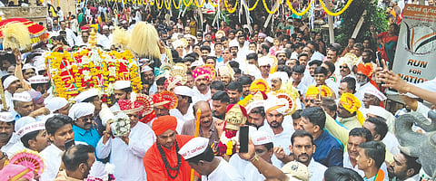 ಬಸವನಬಾಗೇವಾಡಿ ಶ್ರೀಬಸವೇಶ್ವರ ಜಾತ್ರಾ ಮಹೋತ್ಸವ ಪ್ರಯುಕ್ತ ಪಲ್ಲಕ್ಕಿ ಉತ್ಸವ ನಡೆಯಿತು. ಶಾಸಕ ಶಿವಾನಂದ ಪಾಟೀಲ, ಸಿದ್ಧಲಿಂಗ ಶ್ರೀಗಳು, ಈರಕಾರ ಶಿವಾನಂದ ಮುತ್ಯಾ ಮತ್ತಿತರರಿದ್ದರು.