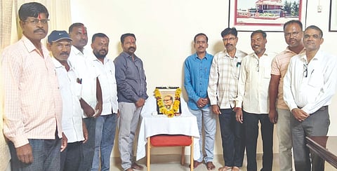 ಬಸವನಬಾಗೇವಾಡಿ ಪಟ್ಟಣದ ಪ್ರವಾಸಿ ಮಂದಿರದಲ್ಲಿ ತಾಲೂಕು ಕಾರ್ಯನಿರತ ಪತ್ರಕರ್ತರ ಸಂಘದಿಂದ ಶುಕ್ರವಾರ ಹಮ್ಮಿಕೊಂಡಿದ್ದ ಪತ್ರಿಕಾ ದಿನಾಚರಣೆ ಕಾರ್ಯಕ್ರಮದಲ್ಲಿ ಡಿ.ವಿ. ಗುಂಡಪ್ಪನವರ ಭಾವಚಿತ್ರಕ್ಕೆ ಪುಷ್ಪರ್ಪಾಣೆ ಸಲ್ಲಿಸಲಾಯಿತು. ಪ್ರಕಾಶ ಬೆಣ್ಣೂರ, ಬಸವರಾಜ ಉಳ್ಳಾಗಡ್ಡಿ, ರಾಜು ಗಣಾಚಾರಿ, ದಯಾನಂದ ಬಾಗೇವಾಡಿ, ನಾಗೇಶ ನಾಗೂರ, ಶಿವಾಜಿ ಮೋರೆ, ಗುರುರಾಜ ಕನ್ನೂರ, ಶಿವಾನಂದ ನಾಗರಾಳ ಇತರರಿದ್ದರು.