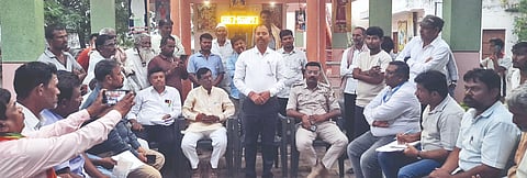 ಬಸವನಬಾಗೇವಾಡಿ ತಾಲೂಕಿನ ಮುತ್ತಗಿ ಗ್ರಾಮದ ರೈತ ಮತ್ತು ಅಧಿಕಾರಿಗಳ ಸಭೆ ನಡೆಯಿತು. ಬಸನಗೌಡ ಪಾಟೀಲ, ಶಂಕರಗೌಡ ರಾಯಗೊಂಡ  ಶಿವನಗೌಡ ಪಾಟೀಲ ಮತ್ತಿತರರಿದ್ದರು.