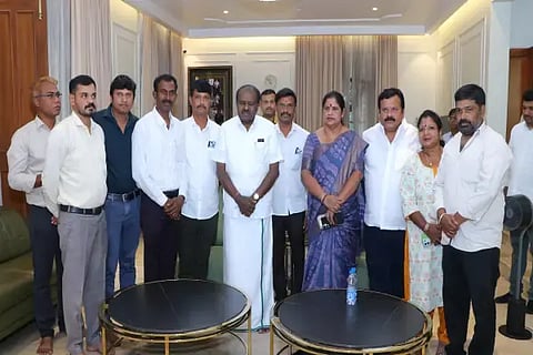 ಬೆಂಗಳೂರಲ್ಲಿ ಕೇಂದ್ರ ಸಚಿವ ಎಚ್.ಡಿ.ಕುಮಾರಸ್ವಾಮಿ ಅವರನ್ನು ಭೇಟಿ ಮಾಡಿದ ಭದ್ರಾವತಿ ವಿಐಎಸ್‌ಎಲ್ ಗುತ್ತಿಗೆ ಕಾರ್ಮಿಕ ಸಂಘದ ಪದಾಧಿಕಾರಿಗಳು. ಜೆಡಿಎಸ್ ನಾಯಕಿ ಶಾರದಾ ಅಪ್ಪಾಜಿ ಇತರರಿದ್ದರು.
