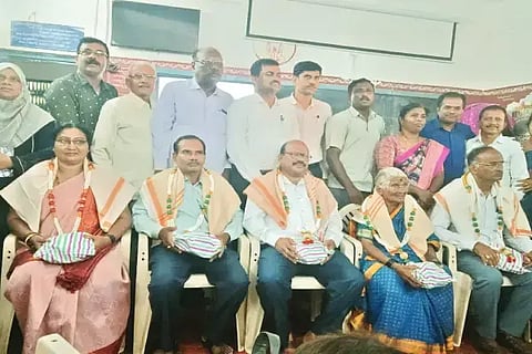 ಭದ್ರಾವತಿ ಕ್ಷೇತ್ರ ಸಂಪನ್ಮೂಲ ಸಮನ್ವಯಾಧಿಕಾರಿ ಕಚೇರಿಯಲ್ಲಿ ಸರ್ಕಾರಿ ಪ್ರಾಥಮಿಕ ಶಾಲಾ ಶಿಕ್ಷಕರ ಸಂಘದಿಂದ ನಿವೃತ್ತ ಶಿಕ್ಷಕರನ್ನು ಸನ್ಮಾನಿಸಲಾಯಿತು. ಟಿ.ಪೃಥ್ವಿರಾಜ್, ಗಣೇಶ್, ಎಂ.ವಿ.ಪಂಚಾಕ್ಷರಿ ಇತರರಿದ್ದರು.
