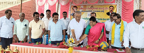 ಚಿಕ್ಕನಾಯಕನಹಳ್ಳಿ Campaign ತಾಲೂಕು ಕ್ರೀಡಾಂಗಣದಲ್ಲಿ ಹಮ್ಮಿಕೊಂಡಿದ್ದ ಕಸಬಾ ಹೋಬಳಿ ಮಟ್ಟದ ಕ್ರೀಡಾ ಸಮಾರಂಭವನ್ನು ಶಾಸಕ ಸಿ.ಬಿ.ಸುರೇಶ್​ಬಾಬು ಉದ್ಘಾಟಿಸಿದರು. ದೈಹಿಕ ಶಿಕ್ಷಕರ ಸಂಘದ ಅಧ್ಯಕ್ಷ ಸುರೇಶ್​, ಬಿಇಒ ಕಾಂತರಾಜು, ಪುರಸಭೆ ಮಾಜಿ ಸದಸ್ಯ ಸುರೇಶ್​, ಅಕ್ಷರದಾಸೋಹ ಇಲಾಖೆಯ ಸಹಾಯಕ ನಿರ್ದೇಶಕ ಗವಿರಂಗಯ್ಯ ಇದ್ದರು.