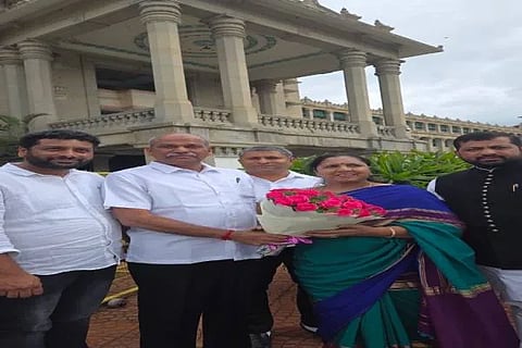 ಚಿಕ್ಕಮಗಳೂರಿನಿಂದ ಹೈಕೋರ್ಟ್ ನ್ಯಾಯಾಲಯದ ತೀರ್ಪಿನ ಹಿನ್ನೆಲೆಯಲ್ಲಿ ನೂತನ ವಿಧಾನ ಪರಿಷತ್ ಸದಸ್ಯರಾಗಿ ಆಯ್ಕೆಯಾದ ಗಾಯತ್ರಿ ಶಾಂತೇಗೌಡ ಅವರನ್ನು ಶೃಂಗೇರಿ ಶಾಸಕ ಟಿ.ಡಿ.ರಾಜೇಗೌಡ ಅಭಿನಂದಿಸಿದರು.