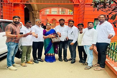 ಚಿಕ್ಕಮಗಳೂರು ವಿಧಾನ ಪರಿಷತ್‌ ಸದಸ್ಯರಾಗಿ ನೂತನವಾಗಿ ಆಯ್ಕೆಯಾದ ಗಾಯತ್ರಿ ಶಾಂತೇಗೌಡ ಅವರು ಹೈಕೋರ್ಟ್‌ ಎದುರು ತಮ್ಮ ಬೆಂಬಲಿಗರೊಂದಿಗೆ ಗೆಲುವಿನ ನಗೆ ಬೀರಿದರು.